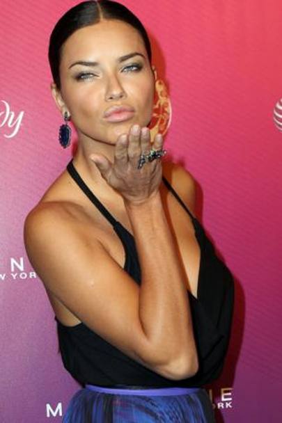 La top model brasiliana Adriana Lima protagonista del Weekly Party, evento mondano che affianca la fashion week di New York. (foto Olycom) 